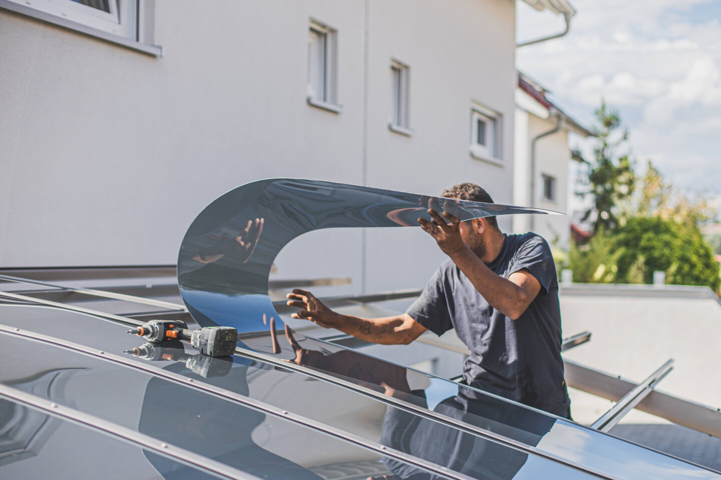 Die Dachplatten werden angebracht