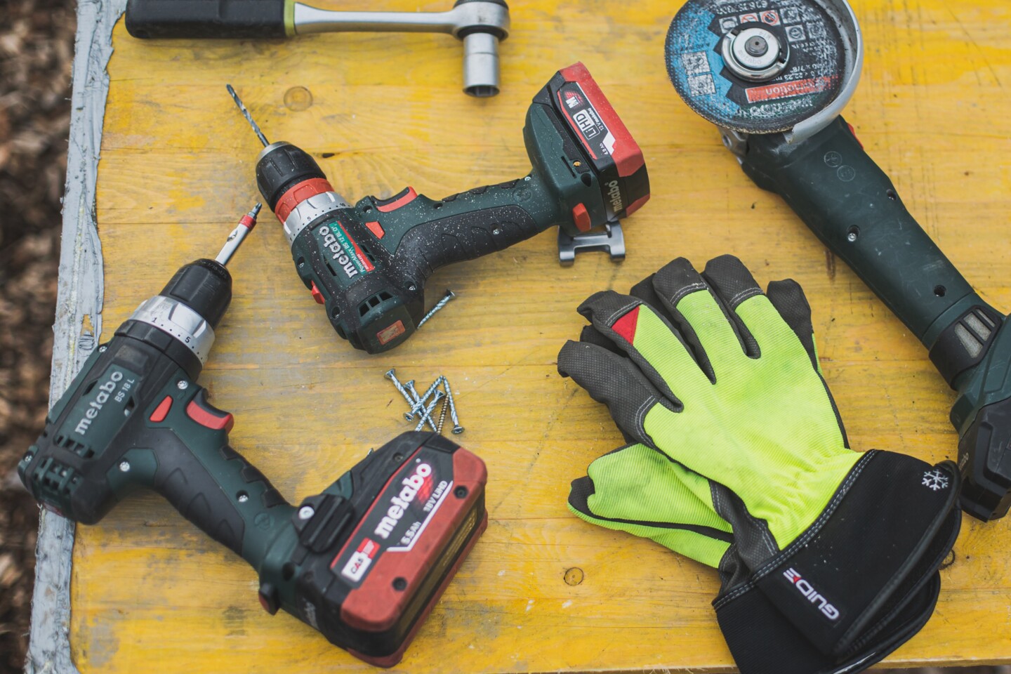 Unsere Montageteams sind für jeden Arbeitsschritt mit professionellem Werkzeug ausgestattet