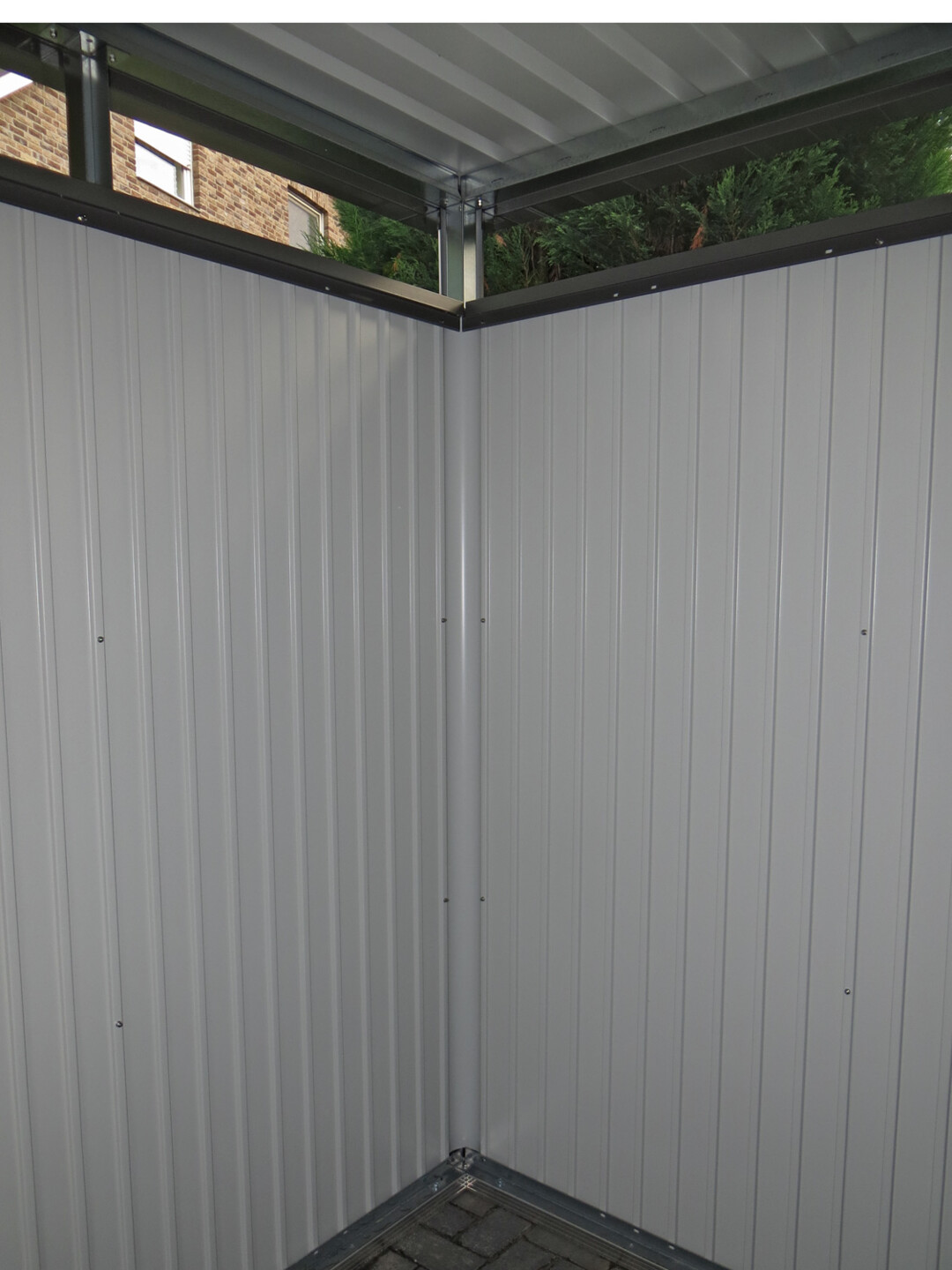 Mit einer Eckleiste werden die Seitenwände verbunden