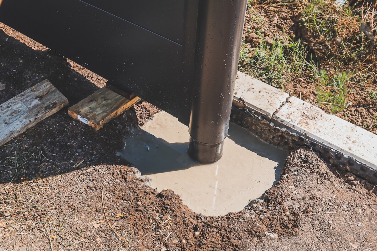 Beton aushärten lassen Der Schnellbeton wird in die Fundamentlöcher gegossen und härtet in wenigen Stunden aus