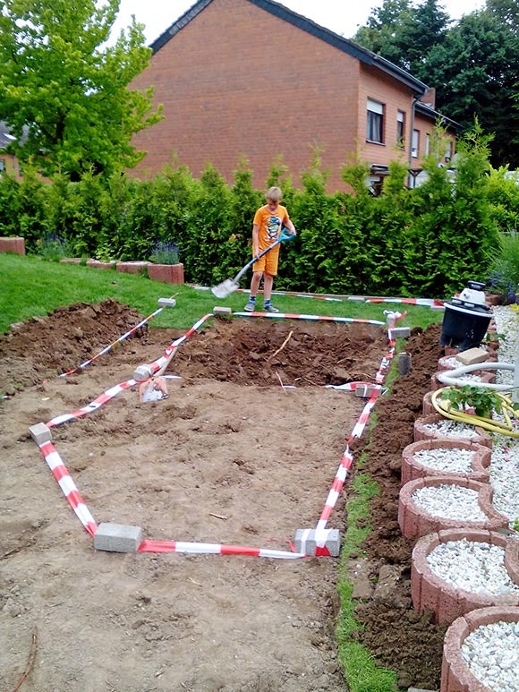 Koiteichbau Schritt 1: Makierung der Teichumrisse Mit Absperrband und Ziegelsteinen werden die Teichumrisse makiert.