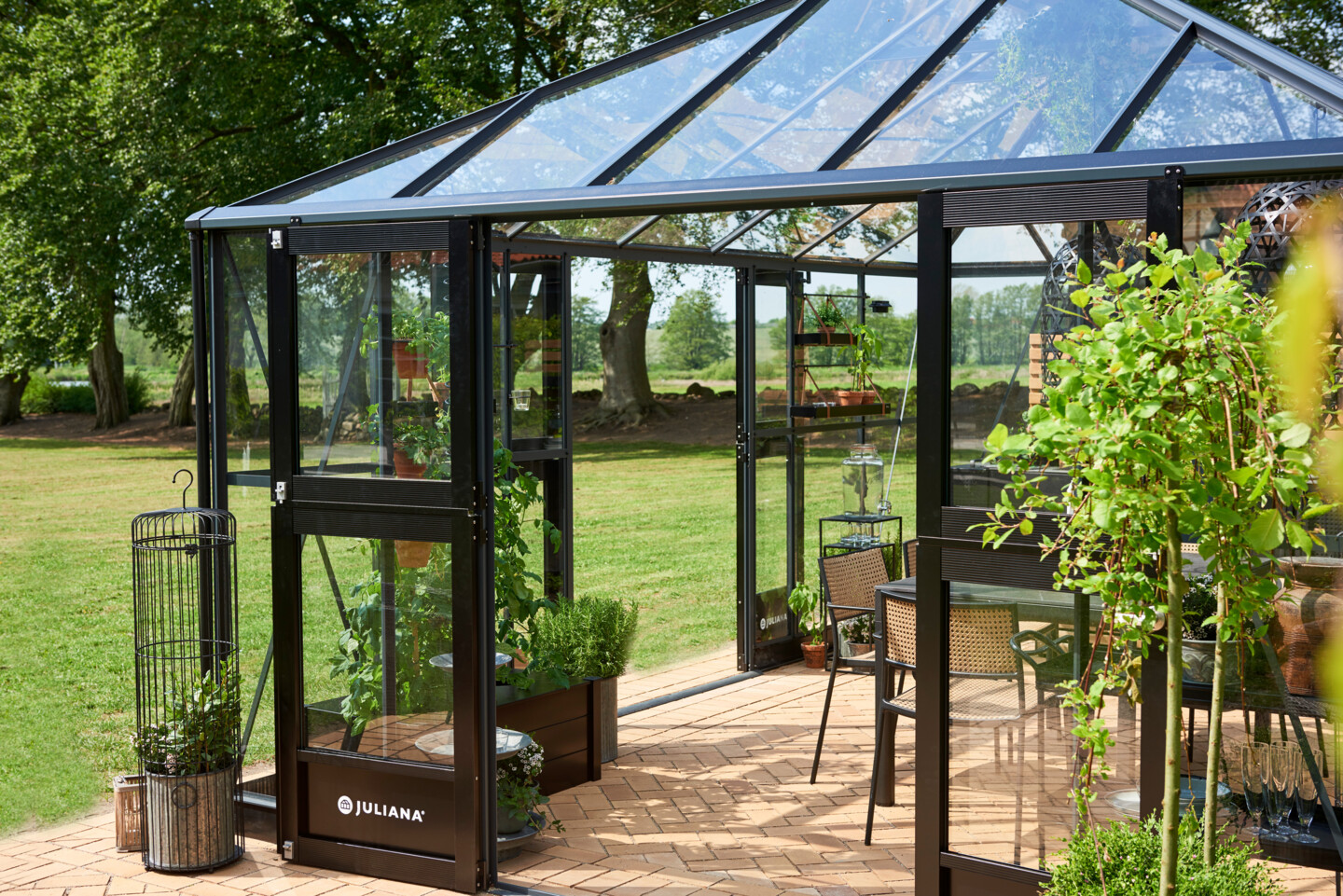 Ein Wohnzimmer im Garten: Ein Gewächshaus kann nicht nur zur Bepflanzung dienen. Genießen Sie den ungehinderten Ausblick