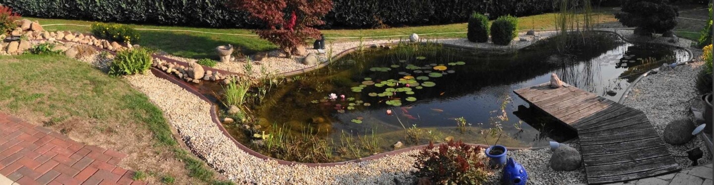 Großer Gartenteich mit Ufer Großer Gartenteich mit Ufer