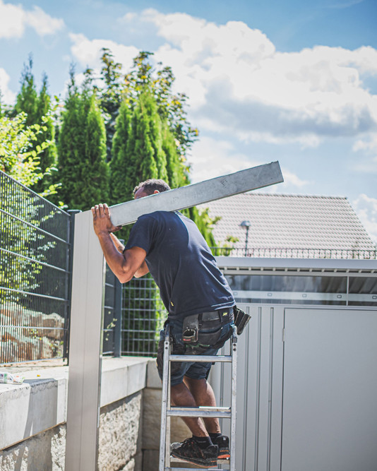 Der erste Ausleger Galgen wird auf den Pfosten gesetzt