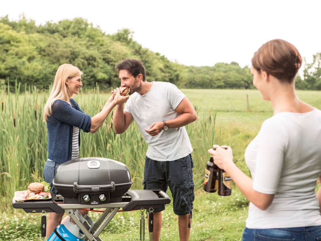 Tragbarer Kugelgasgrill mit Untergestell Grillen in freier Natur mit dem tragbaren Kugelgasgrill