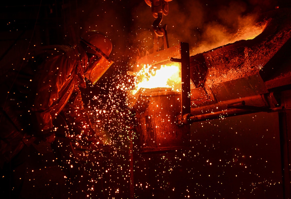Stahlwerk In einem Stahlwerk wird Metall flüssig gemacht und gegossen