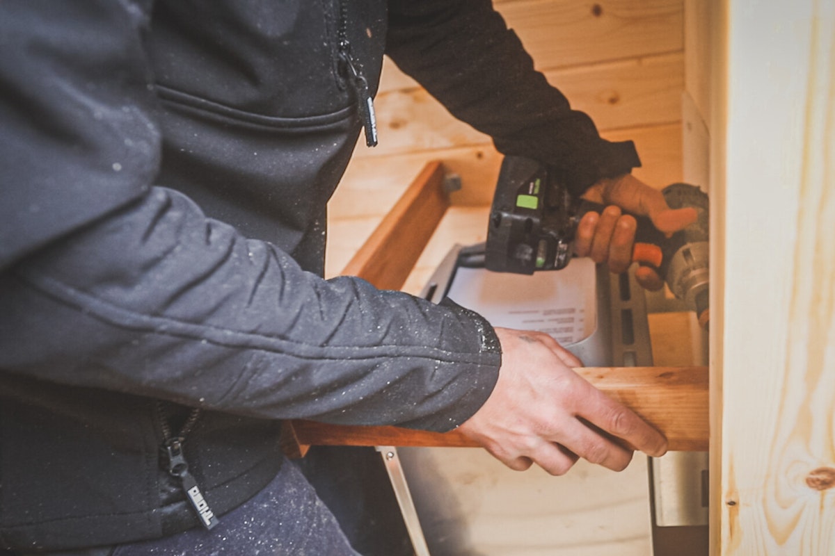 Montage Ofenschutzgitter Der Ofen wird an seine Position gebracht und das Ofenschutzgitter montiert