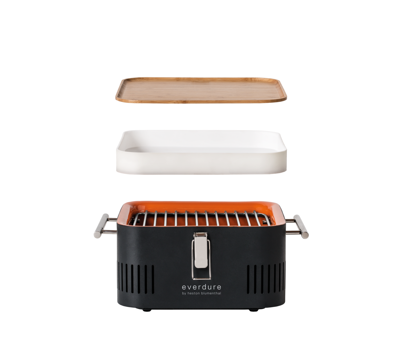 Aufgesplittetes Bild des Everdure Cube Grills in schwarz mit Aufbewahrungsbox und Schneidebrett aus Bambus.