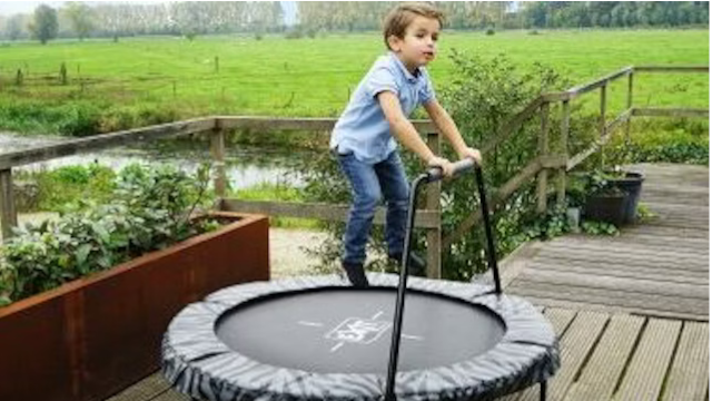 Exit Trampoline auf Füßen