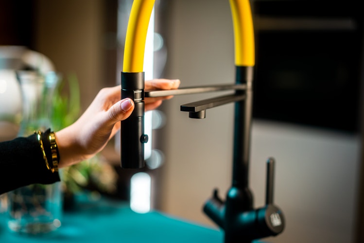 4 Wege Wasserhahn Küchenarmatur, BOD, mit 360° schwenkbarem Auslauf, abnehmbare 2 strahl Handbrause, Schwarz Matt / Gelb