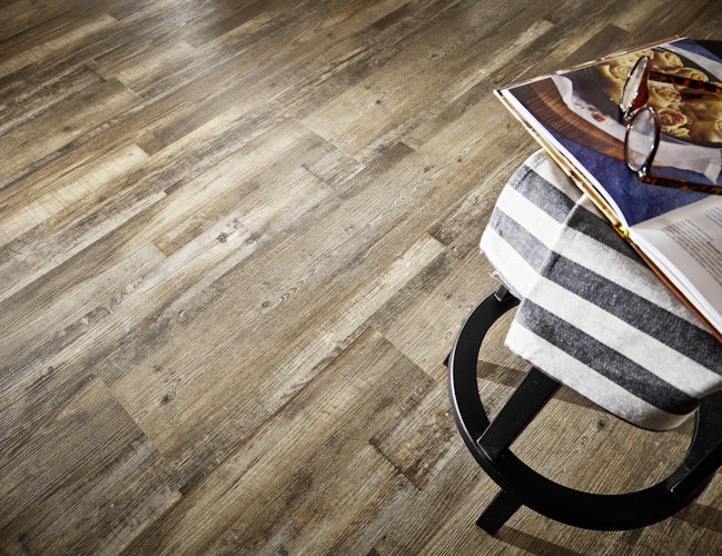 Handmuster KWG Antigua Novel Altkiefer mocca Designvinyl Fertigfußboden 123,5x30,5 cm