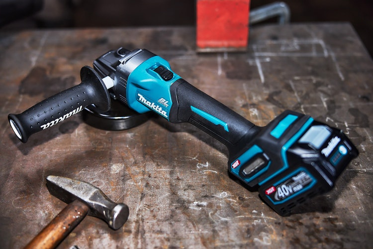 Makita Akku-Winkelschleifer GA008GZ