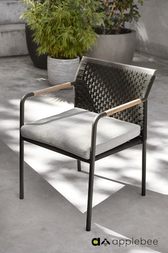 B-Ware Apple Bee Armlehnstuhl ELLE BELT Dining, Aluminium Schwarz / Rope Schwarz / Kissen BEE WETT (100 % Polypropylen) Natural Oak