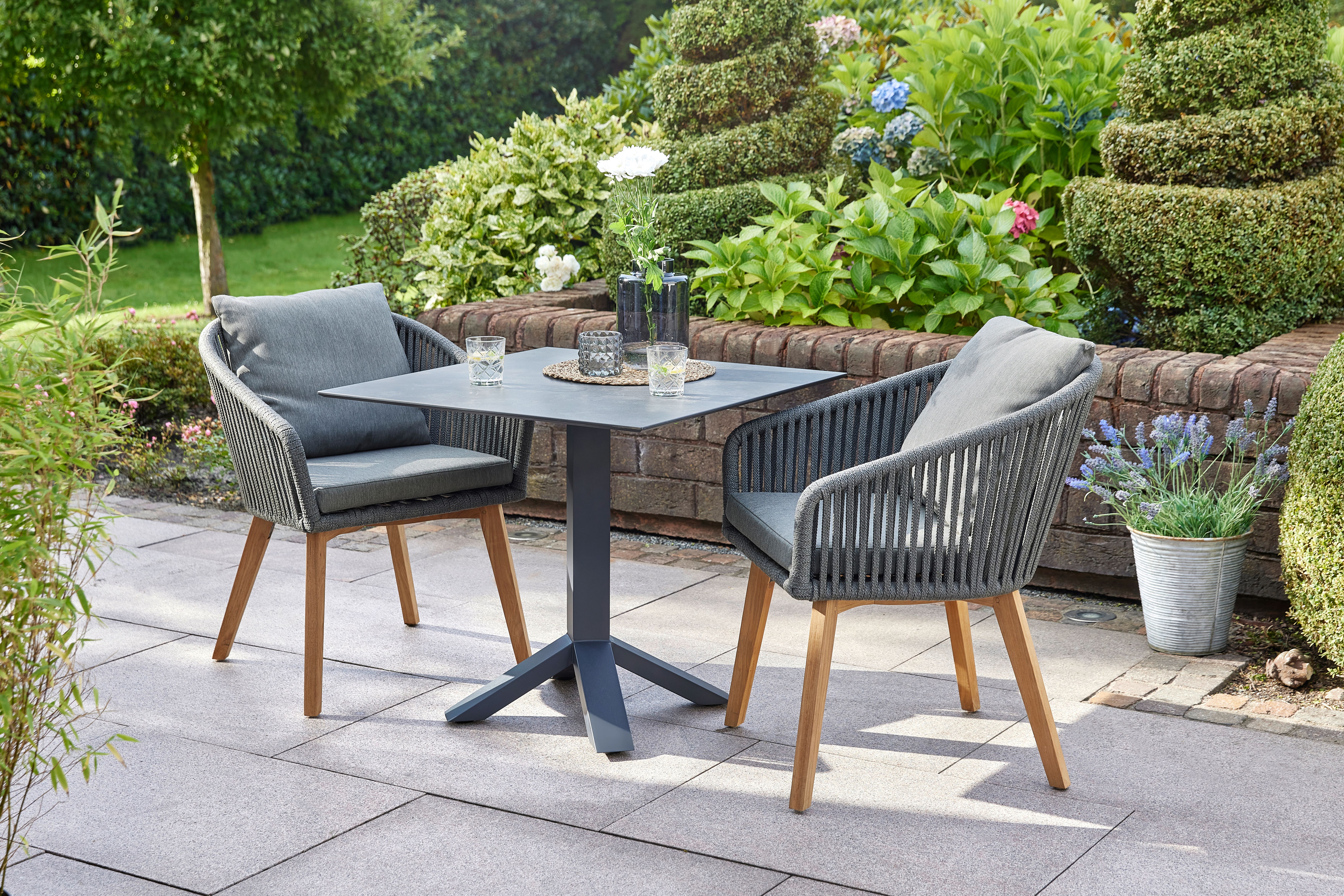 Diamond Garden Balkon-Set SHEFFIELD, Tisch + 2 Stühle, Edelstahl Dunkelgrau / HPL / Teak / Rope