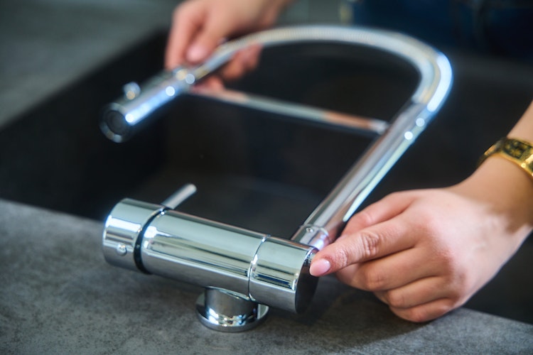 NIEDERDRUCK Wasserhahn Vorfenster Küchenarmatur, Umklappbar 6 CM, mit 360° schwenkbarem Auslauf, abnehmbare 2 strahl Handbrause, Verchromt