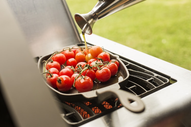 NAPOLEON Gusseiserne Pfanne mit Holz-Untersetzer (56008)