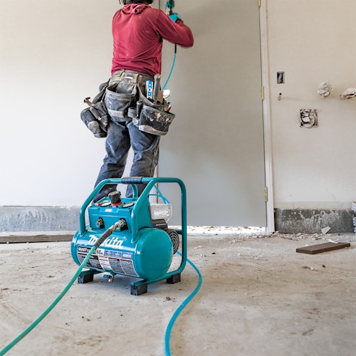 Makita Akku-Kompressor AC001GZ