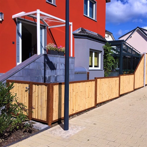 BambusBASIS Modul5 Tür mit Cortenstahlrahmen