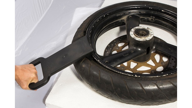 Bikeservice Montagehilfe für Reifenwechsel bei Leichtmetallfelgen