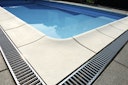 Vorschaubild WESERWABEN® Pool- / Beckenrandsteine gewölbt - Aquitaine Betonweiß