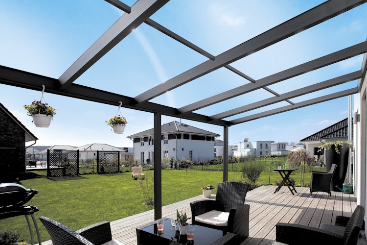 Skan Holz Aluminium Terrassenüberdachung Monza Breite 541 cm mit Echtglas-Dach