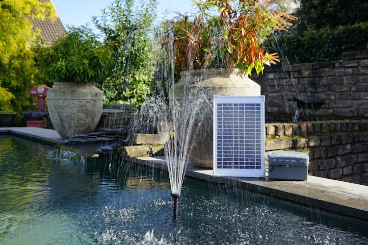 Ubbink SolarMax 600 Springbrunnenpumpe inkl. Solarpaneel inkl. Bleiakkuspeicher