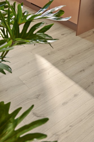 MEISTER Designboden MeisterDesign. flex DD 400 1290 x 216 x 5 mm 7119 Turmeiche cremeweiß Porensynchron-Struktur