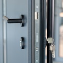 Vorschaubild Krongart Stahl-Aluminium-Haustür DS68AC Modell 21 BLACKLINE mit schmalem Lichtausschnitt