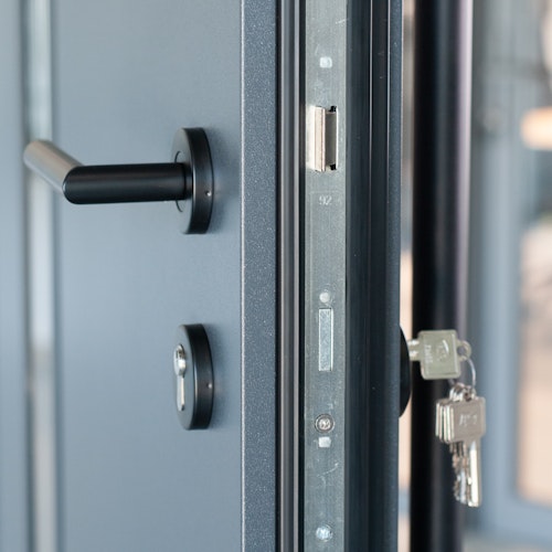 Krongart Stahl-Aluminium-Haustür DS68AC Modell 21 BLACKLINE mit schmalem Lichtausschnitt