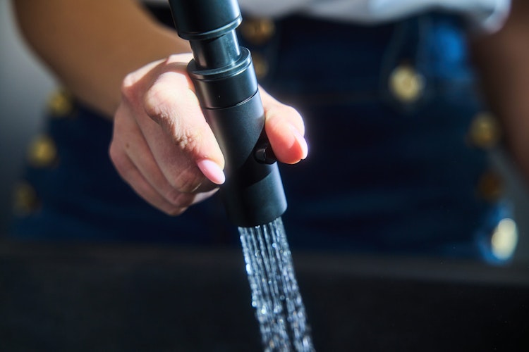 Wasserhahn Vorfenster Küchenarmatur, Umklappbar 6 CM, mit 360° schwenkbarem Auslauf, abnehmbare 2 strahl Handbrause, Schwarz Matt / Blau