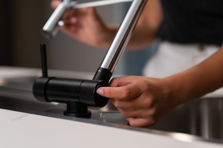 Wasserhahn Vorfenster Küchenarmatur, Umklappbar 4,5 CM, mit 360° schwenkbarem Auslauf, abnehmbare 2 strahl Handbrause, Chrom und Schwarz Matt