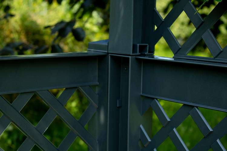 KHW Gartenbank Amsterdam mit Rosenbogen und Spalier