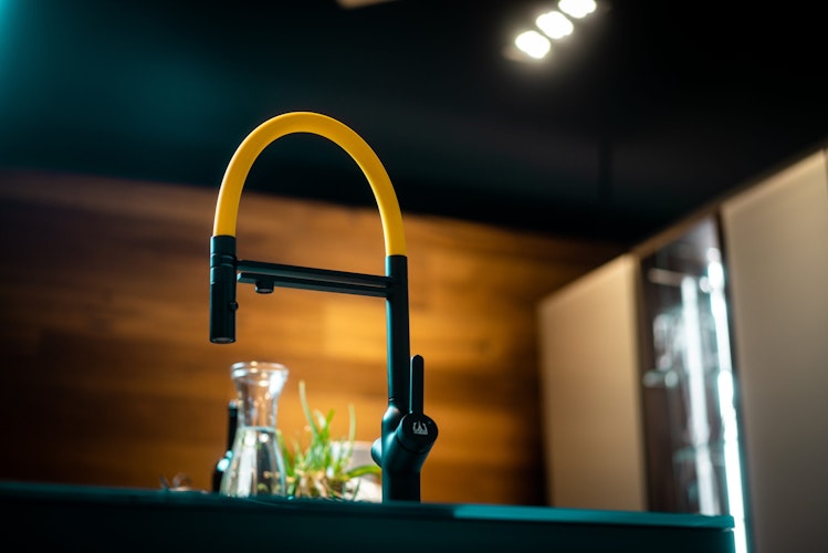 4 Wege Wasserhahn Küchenarmatur, BOD, mit 360° schwenkbarem Auslauf, abnehmbare 2 strahl Handbrause, Schwarz Matt / Gelb