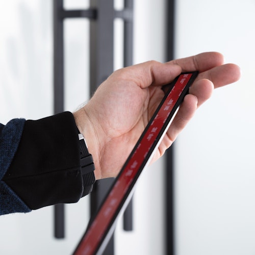 Flexo aufklebbarer Alusteg für Lofttüren schwarz 2400 x 20 x 3 mm paarweise, inkl. Klebeband