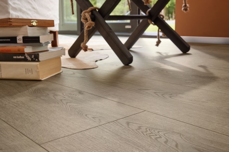 HANDMUSTER MEISTER Designboden MeisterDesign. flex DL 400 7140 Eiche Merino grau Porensynchron-Struktur