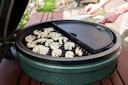 Vorschaubild Big Green Egg Halbrunde Grillplatte aus Gusseisen für LARGE