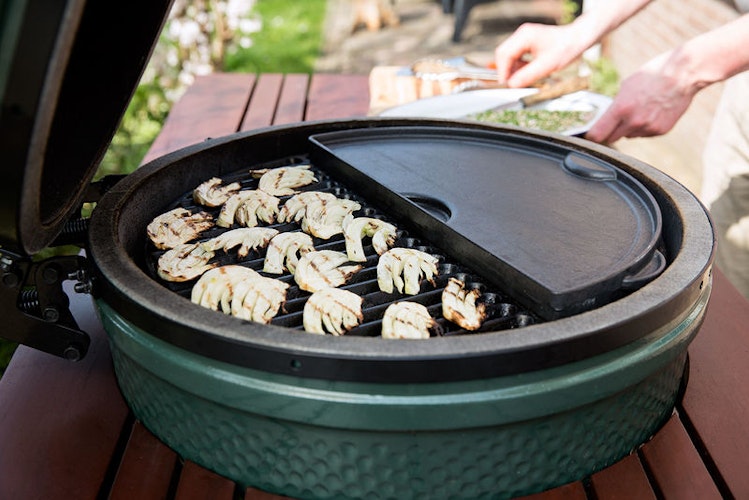 Big Green Egg Halbrunde Grillplatte aus Gusseisen für LARGE