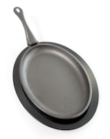 NAPOLEON Gusseiserne Pfanne mit Untersetzer (56003)