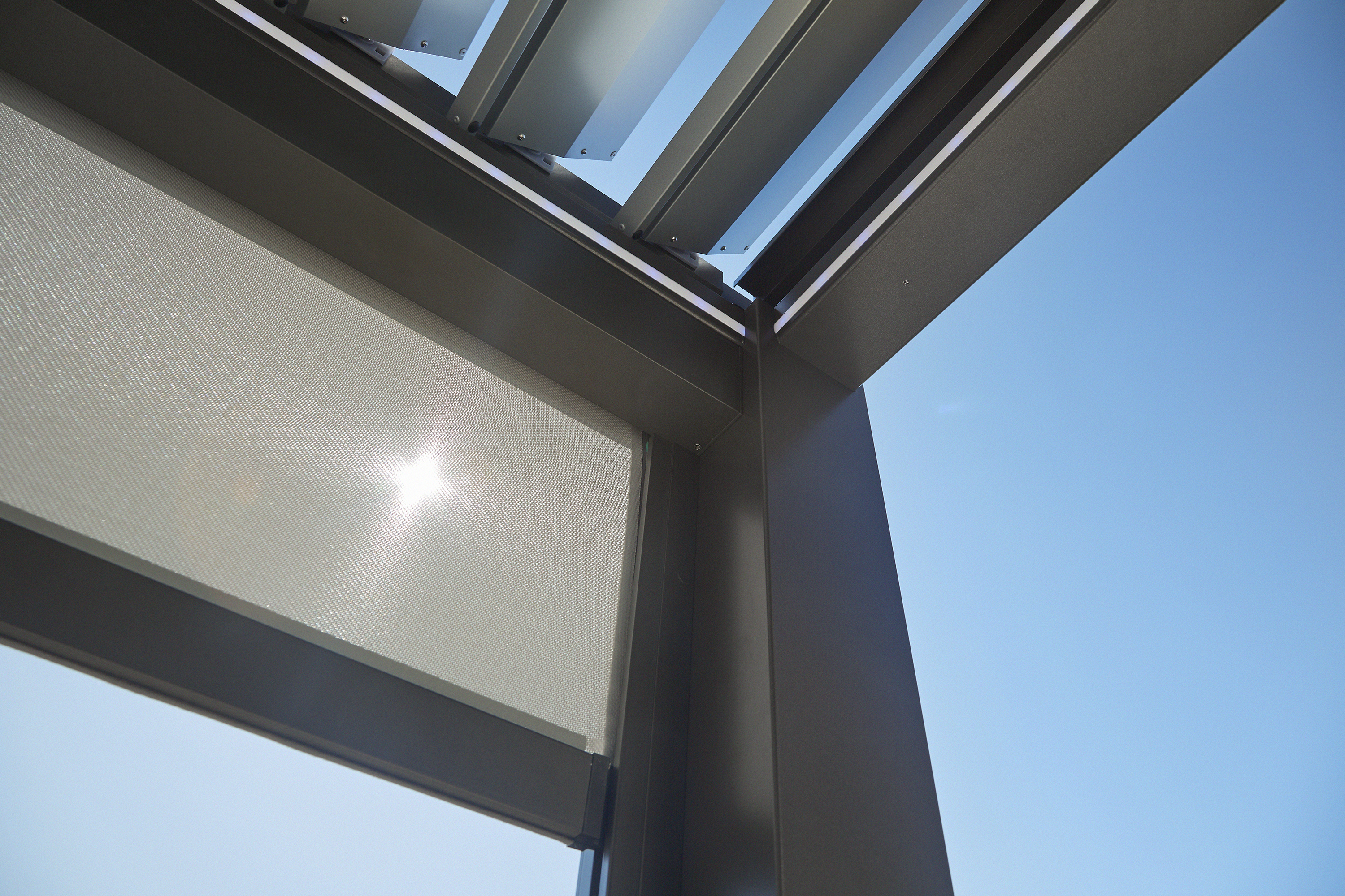 Biohort Sonnenschutzrollo elektrisch für Pergola für 3,5 m Seite quarzgrau-metallic