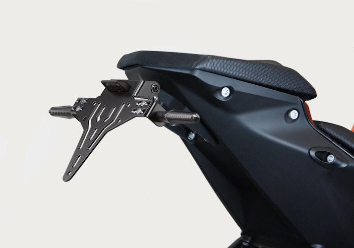 PROTECH V-SHAPE Kennzeichenhalter SET mit Reflektor und Beleuchtung Alu & Stahl Schwarz für KTM 1390 Super Duke R / EVO, 990 Duke