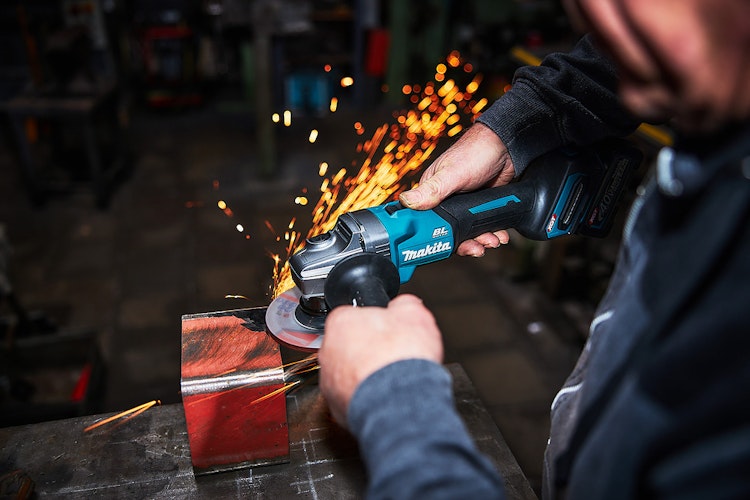 Makita Akku-Winkelschleifer GA008GZ