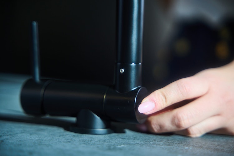 Wasserhahn Vorfenster Küchenarmatur, Umklappbar 6 CM, mit 360° schwenkbarem Auslauf, abnehmbare 2 strahl Handbrause, Schwarz Matt / Rot