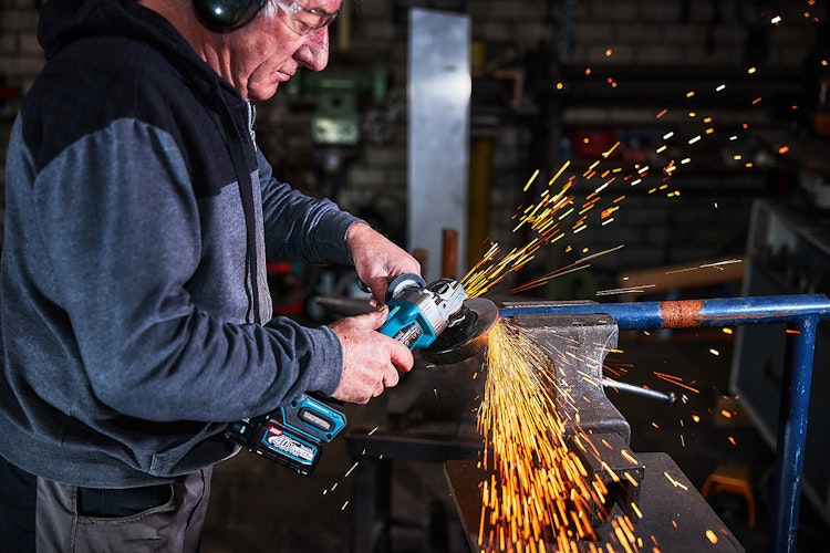 Makita Akku-Winkelschleifer GA008GZ