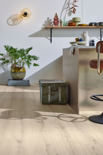 MEISTER Designboden MeisterDesign. flex DD 400 1290 x 216 x 5 mm 7119 Turmeiche cremeweiß Porensynchron-Struktur