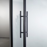 Flexo Stoßgriffpaar schwarz eckig 500 mm für Loft-Drehtüren Flexo Stoßgriffpaar schwarz eckig 500 mm für Loft-DrehtürenZubehörbild