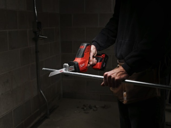 Milwaukee C18HZ-402B Akku-Kompakt-Säbelsäge 4933501114