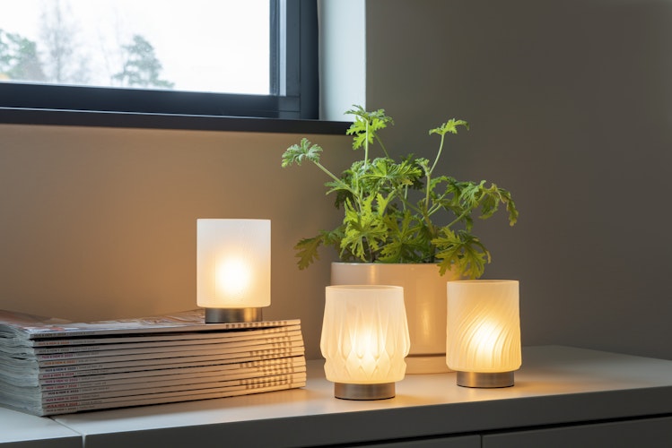 Konstsmide Weihnachtsbeleuchtung LED Kerze, mattes Glas, silberner Sockel, dimmbar, batteriebetrieben, 1,8m USB Kabel