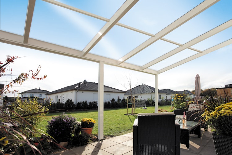 Skan Holz Aluminium Terrassenüberdachung Monza Breite 541 cm mit Echtglas-Dach