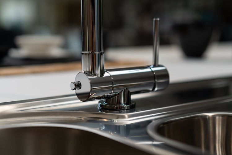 Wasserhahn Vorfenster Küchenarmatur, Umklappbar 4,5 CM, mit 360° schwenkbarem Auslauf, abnehmbare 2 strahl Handbrause, Verchromt / Schwarz