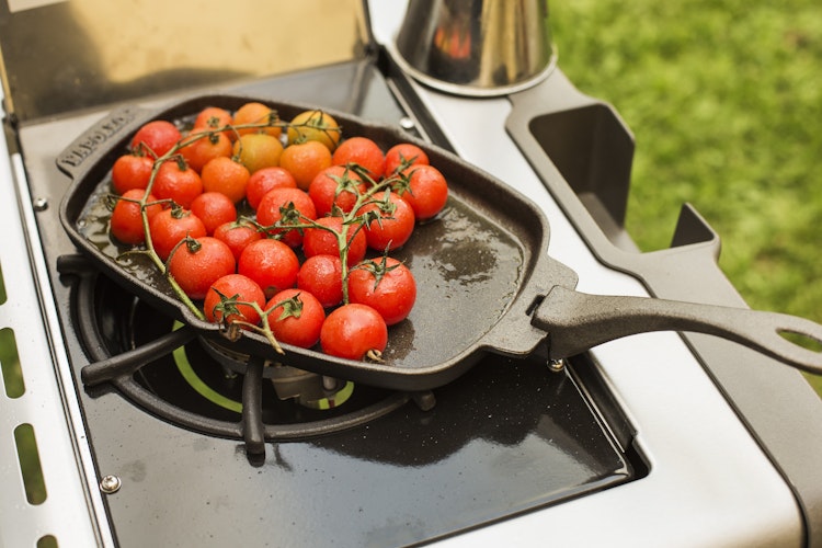 NAPOLEON Gusseiserne Pfanne mit Holz-Untersetzer (56008)